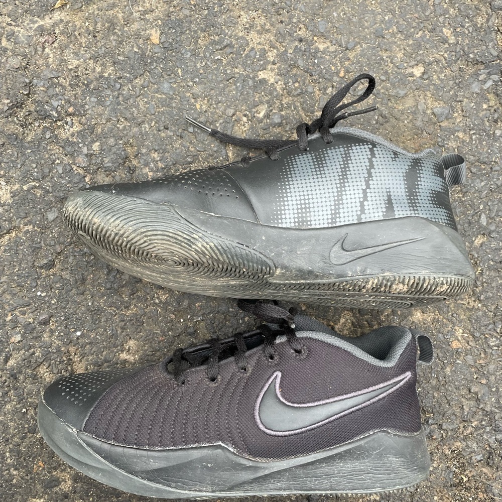 Big boys size 6Y Nike sneakers - Picture 3 of 4